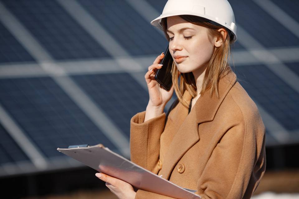 a professional consulting about solar benefits